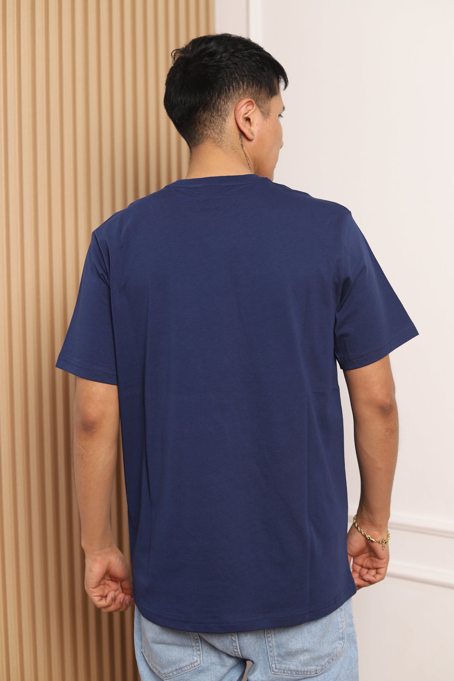 Modelo con polo manga corta azul acero
