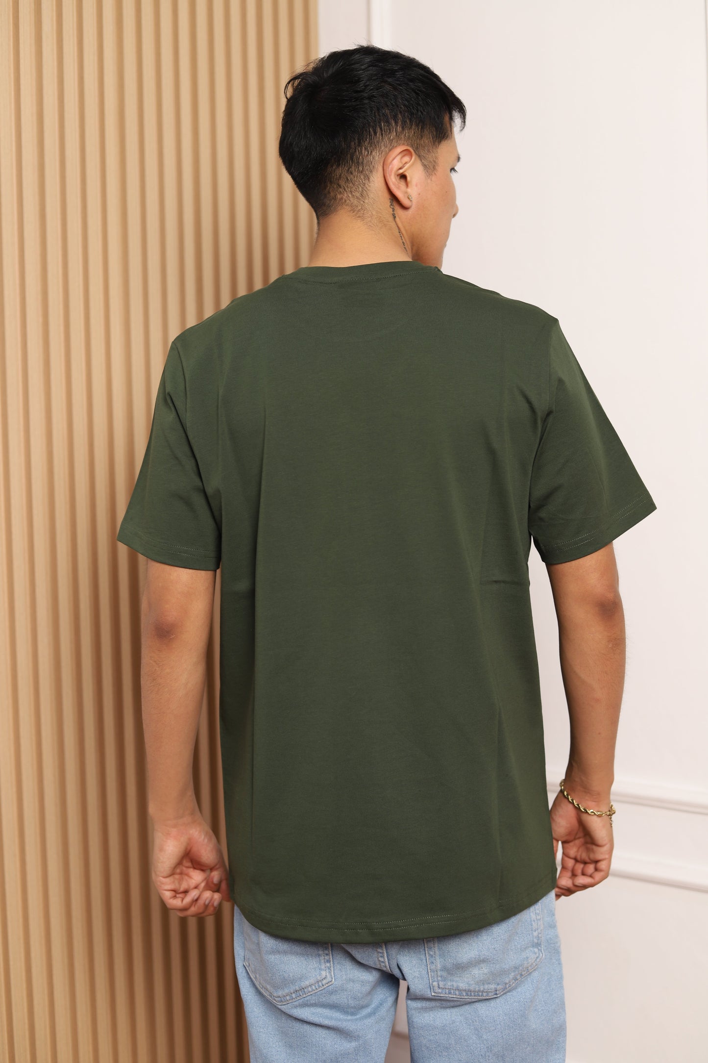 Modelo con polo manga corta verde militar