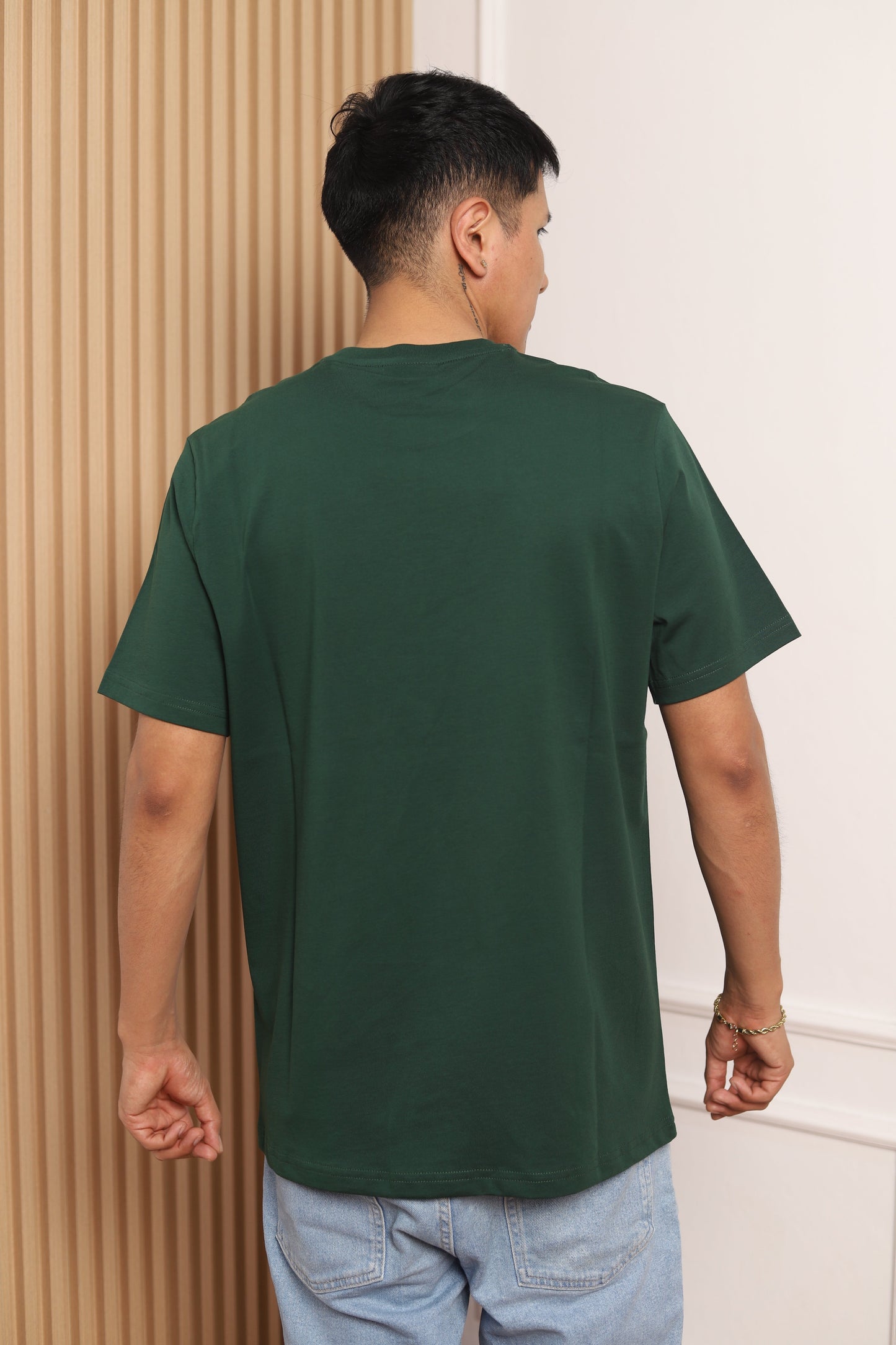 Modelo con polo manga corta verde botella