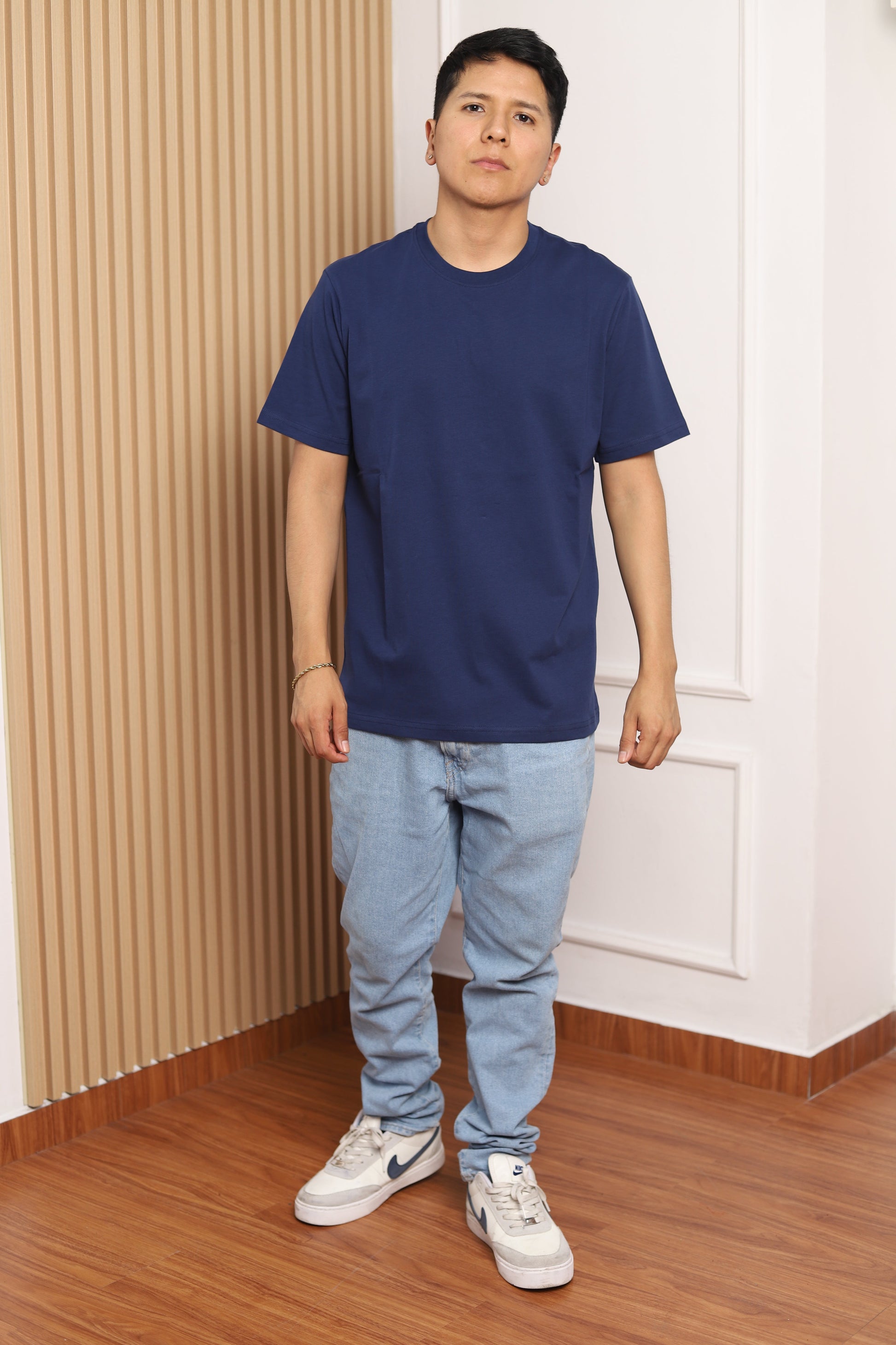 Modelo con polo manga corta azul acero