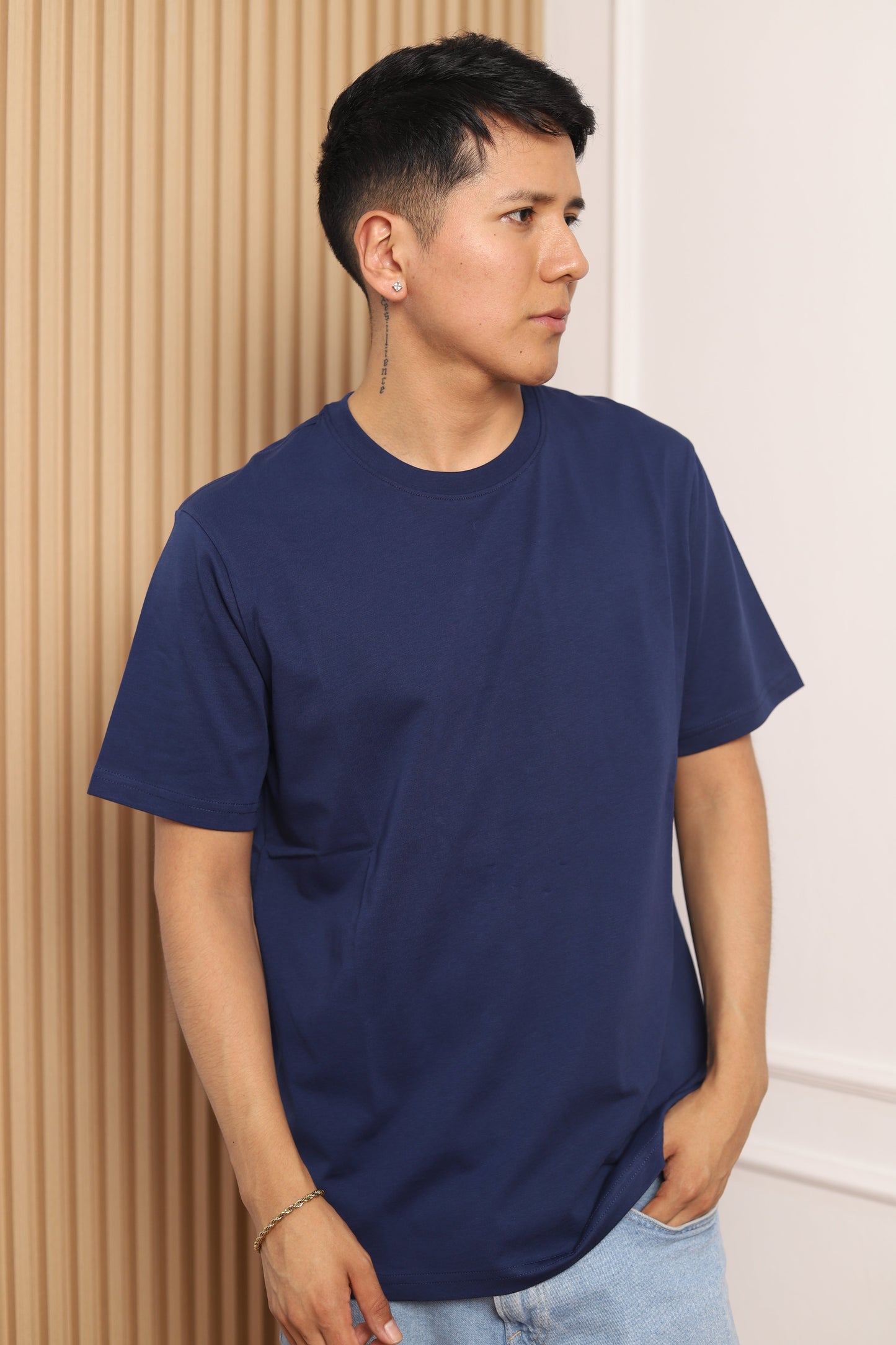 Modelo con polo manga corta azul acero