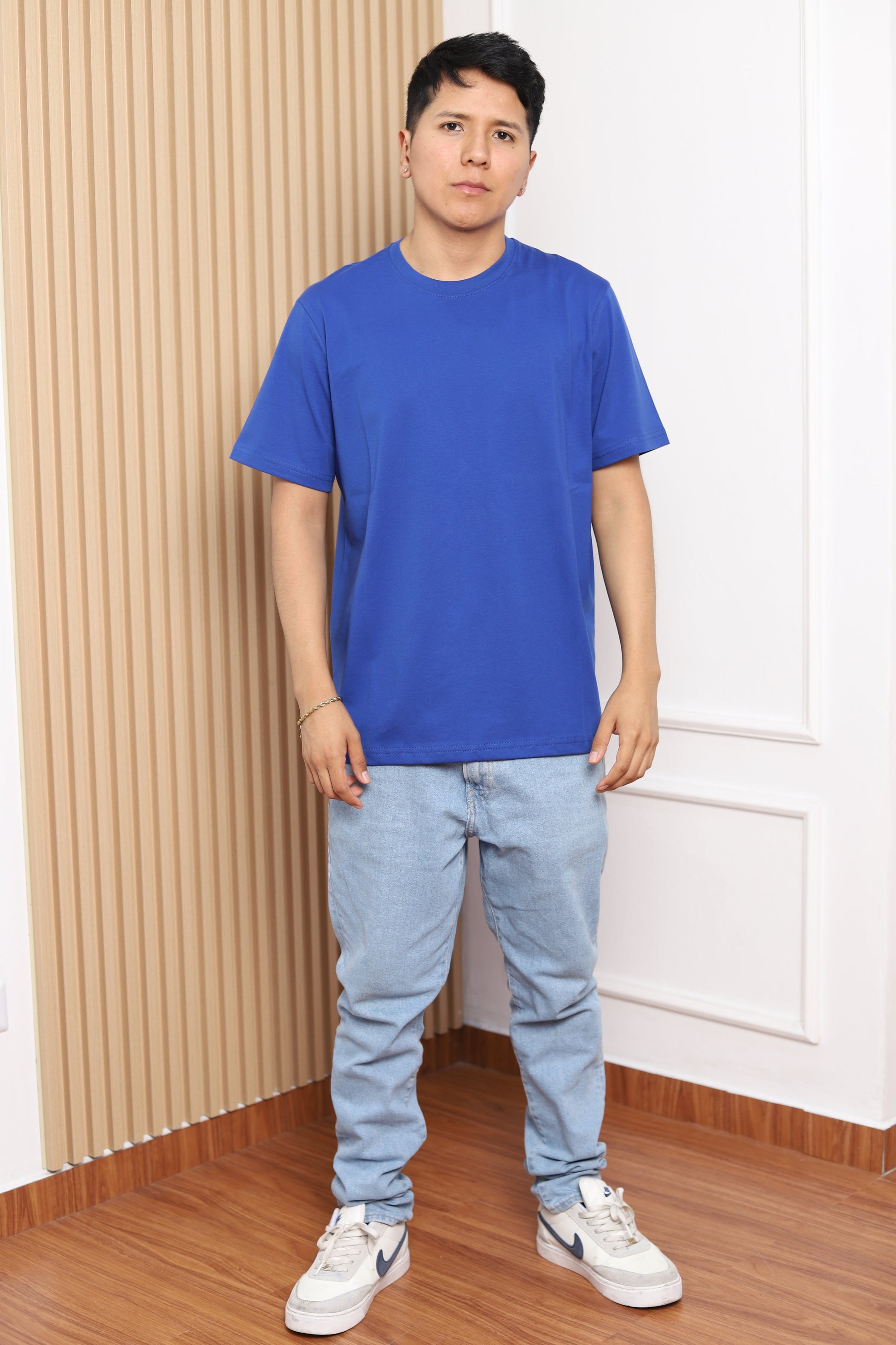 Modelo con polo manga corta azulino