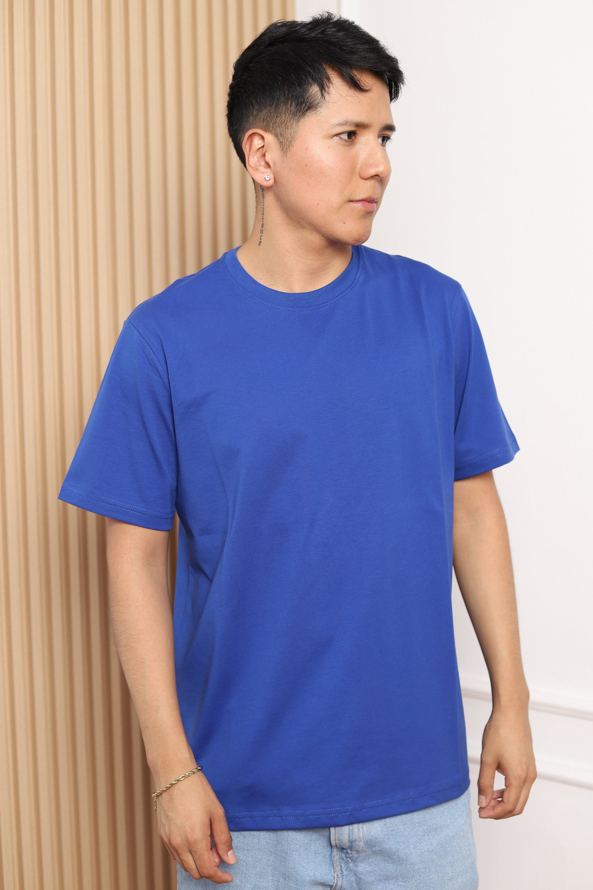 Modelo con polo manga corta azulino