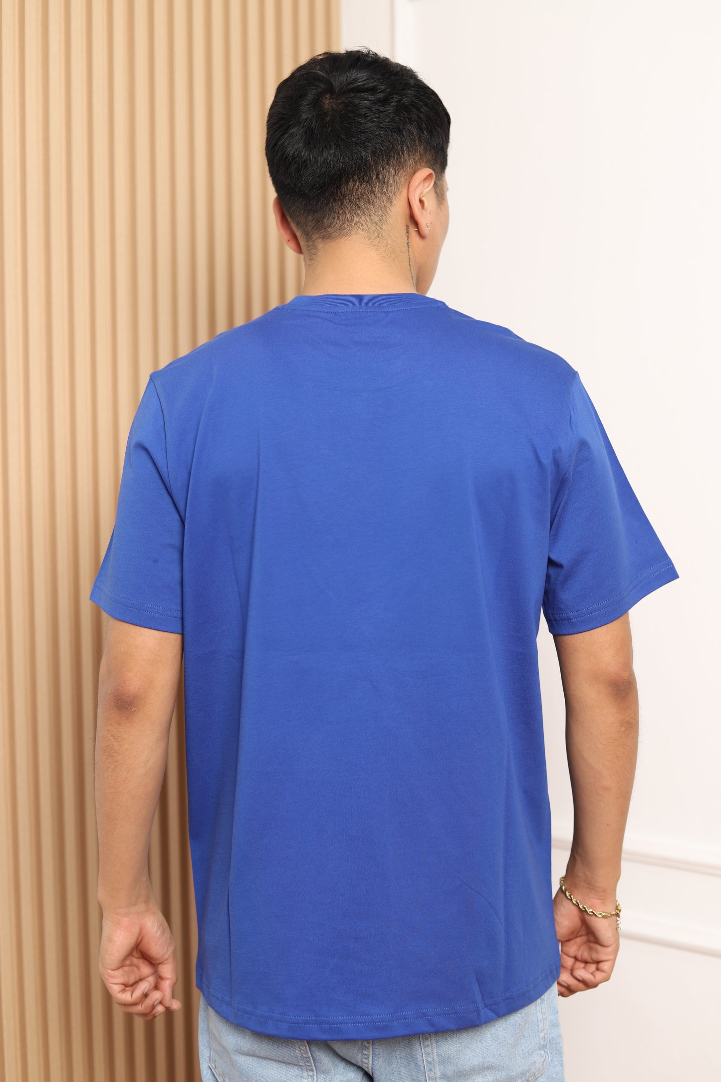 Modelo con polo manga corta azulino