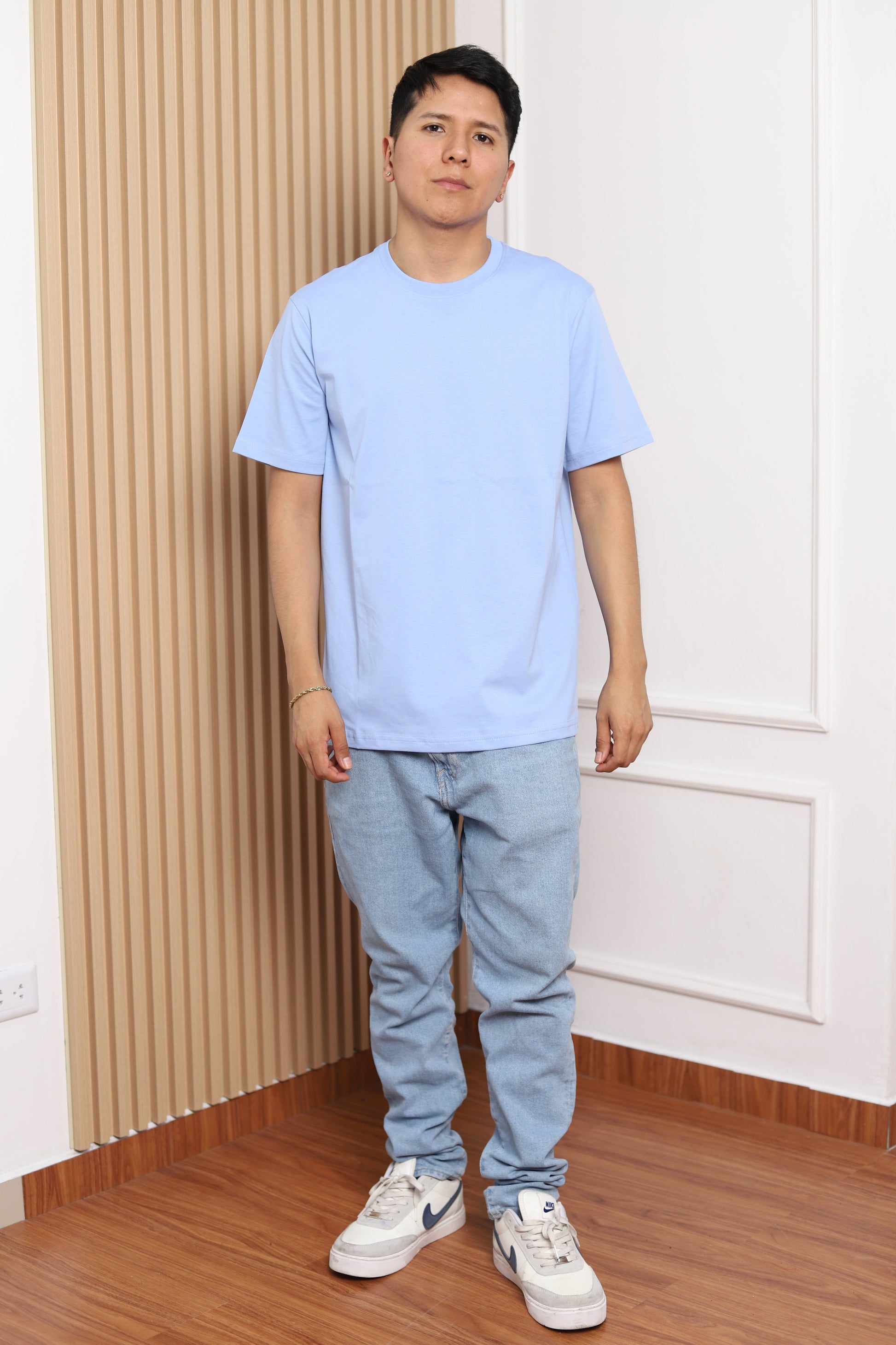 Modelo con polo manga corta celeste