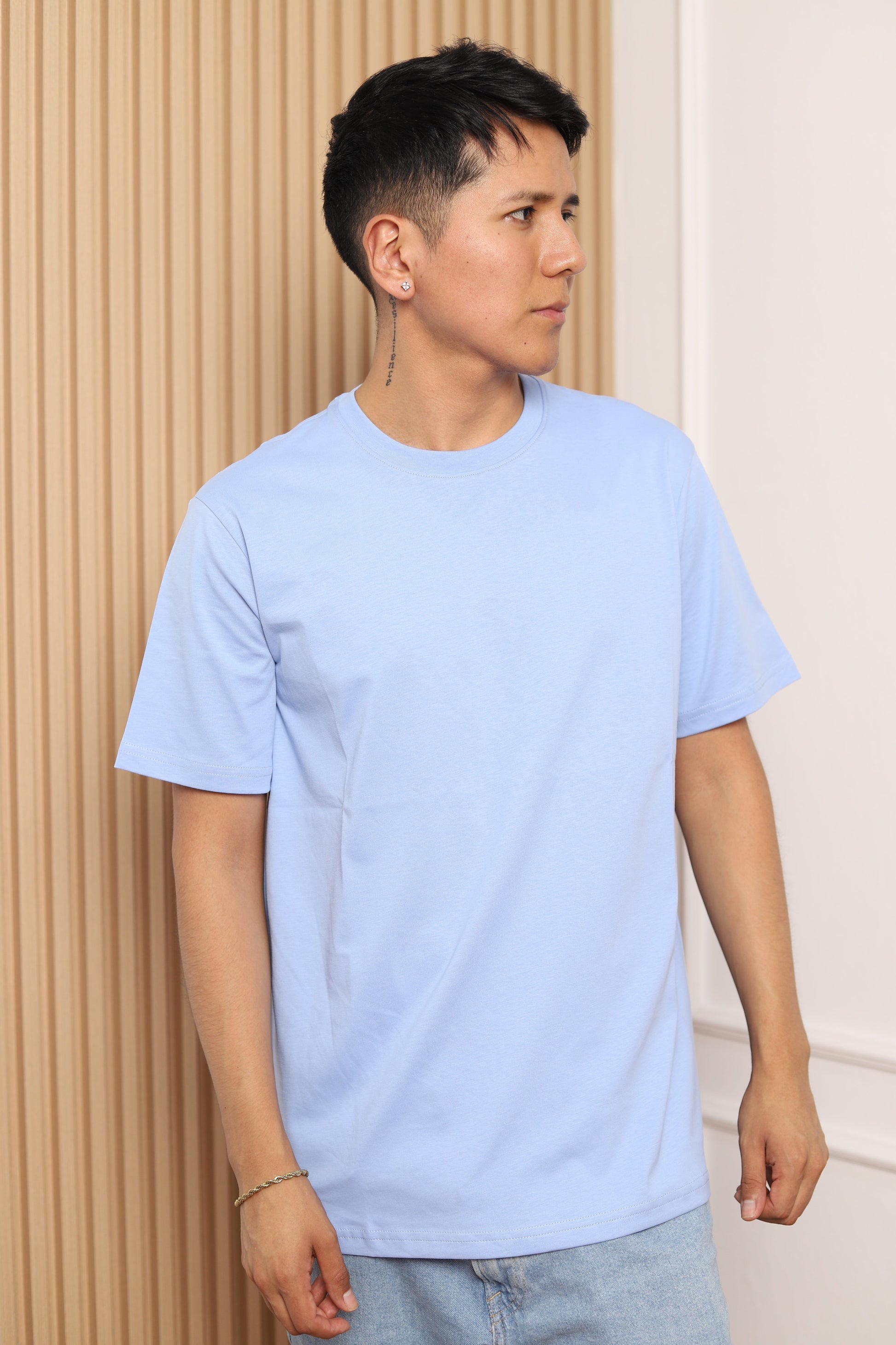 Modelo con polo manga corta celeste
