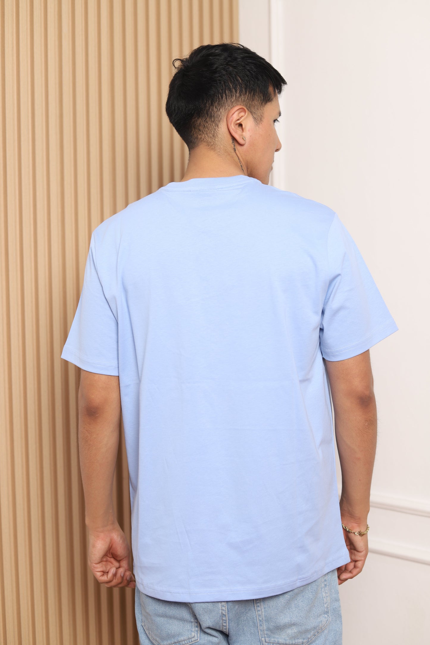 Modelo con polo manga corta celeste