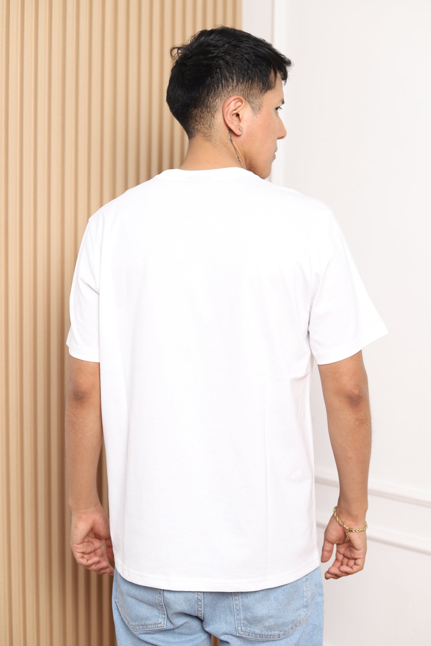 Modelo con polo manga corta blanco