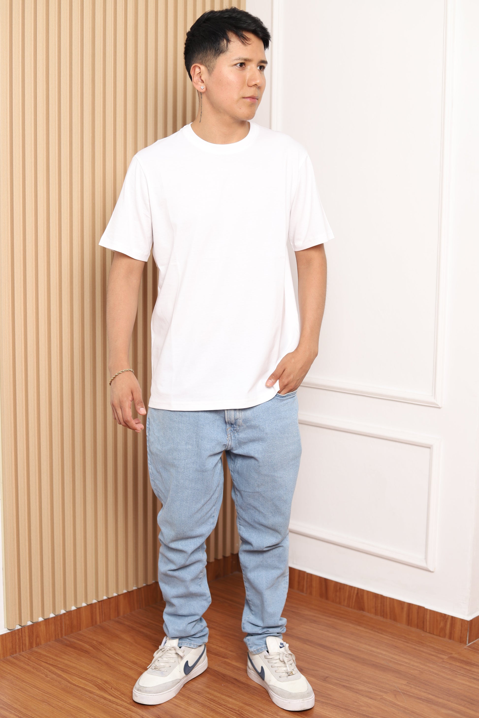 Modelo con polo manga corta blanco