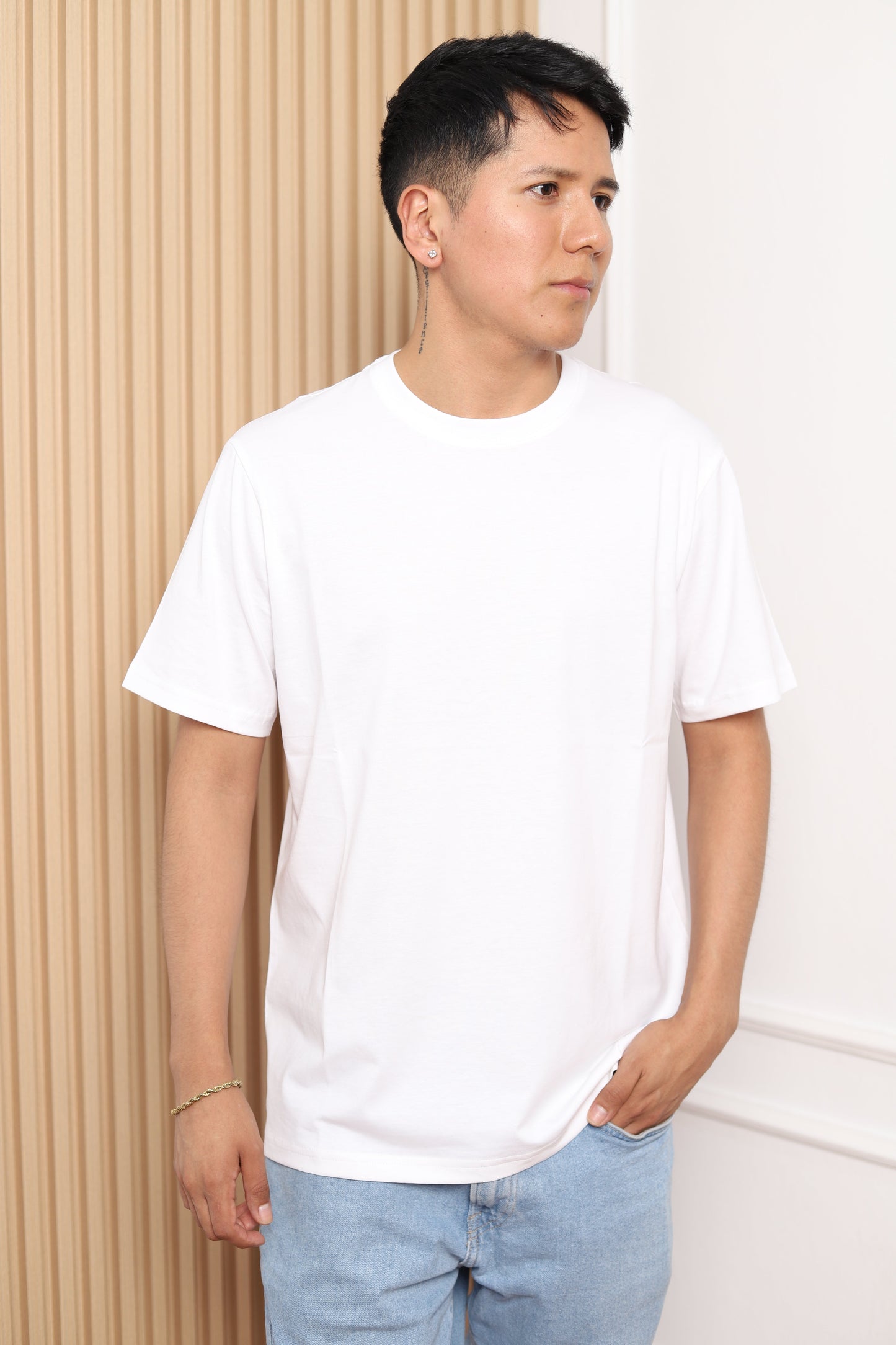 Modelo con polo manga corta blanco