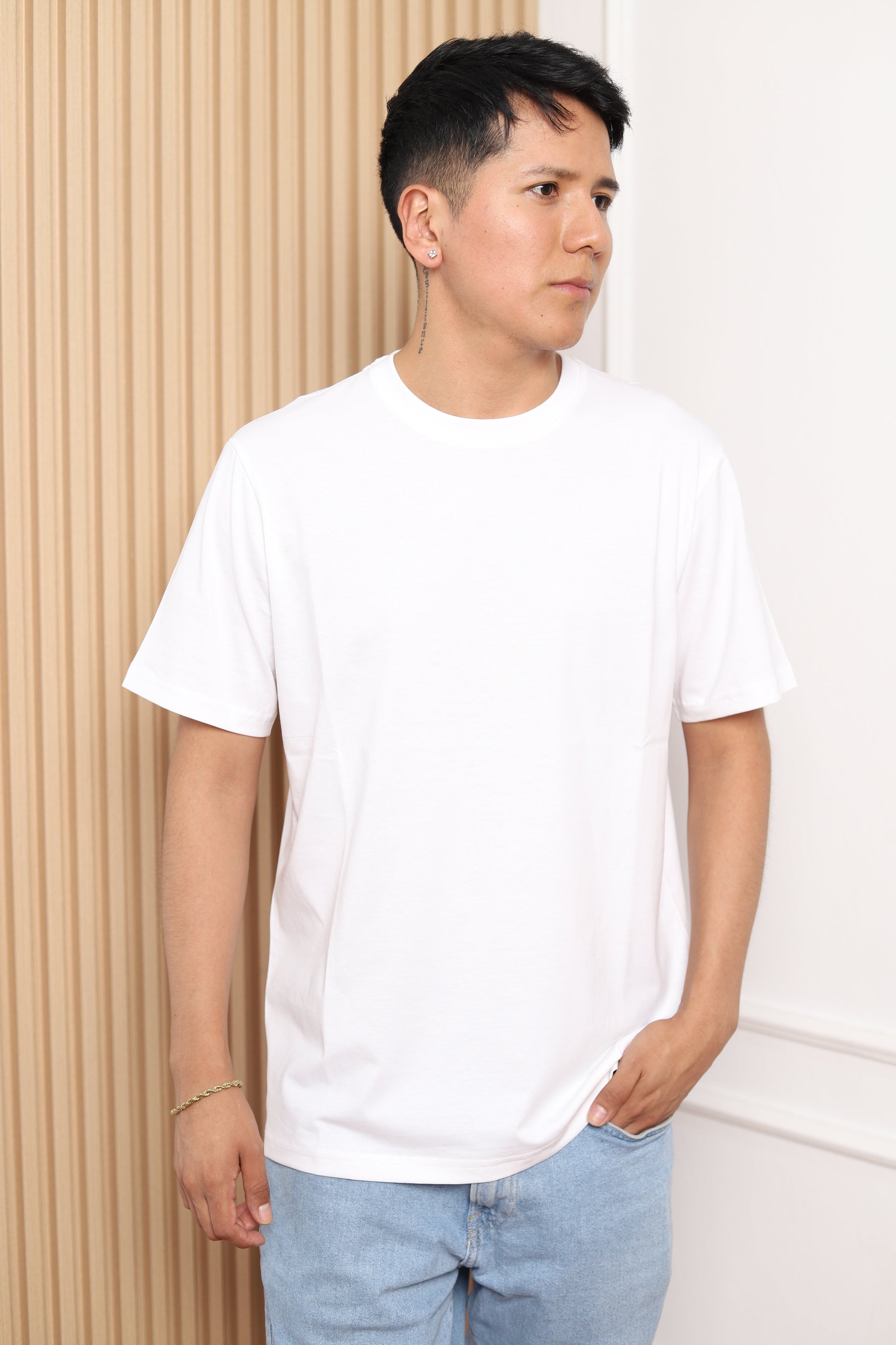 Modelo con polo manga corta blanco