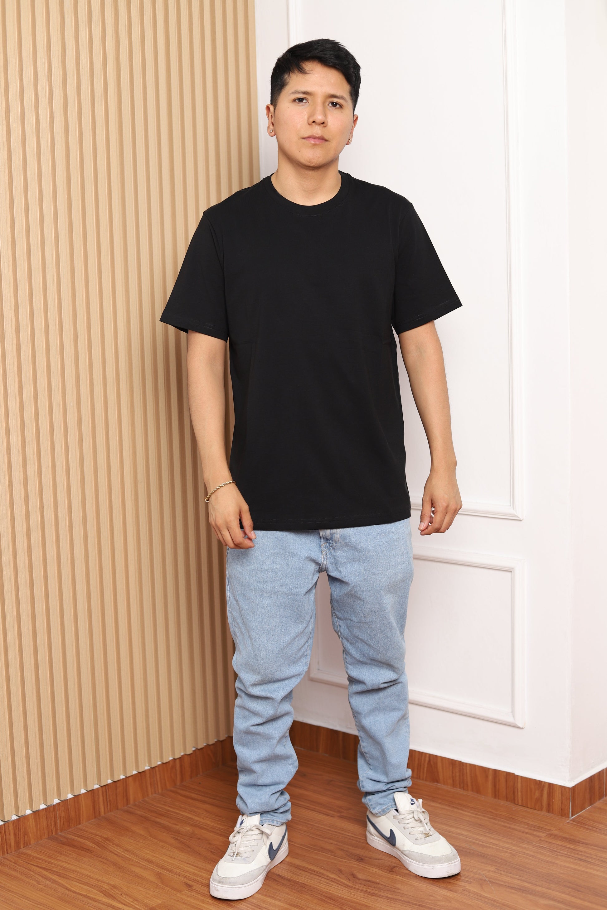Modelo con polo manga corta negro