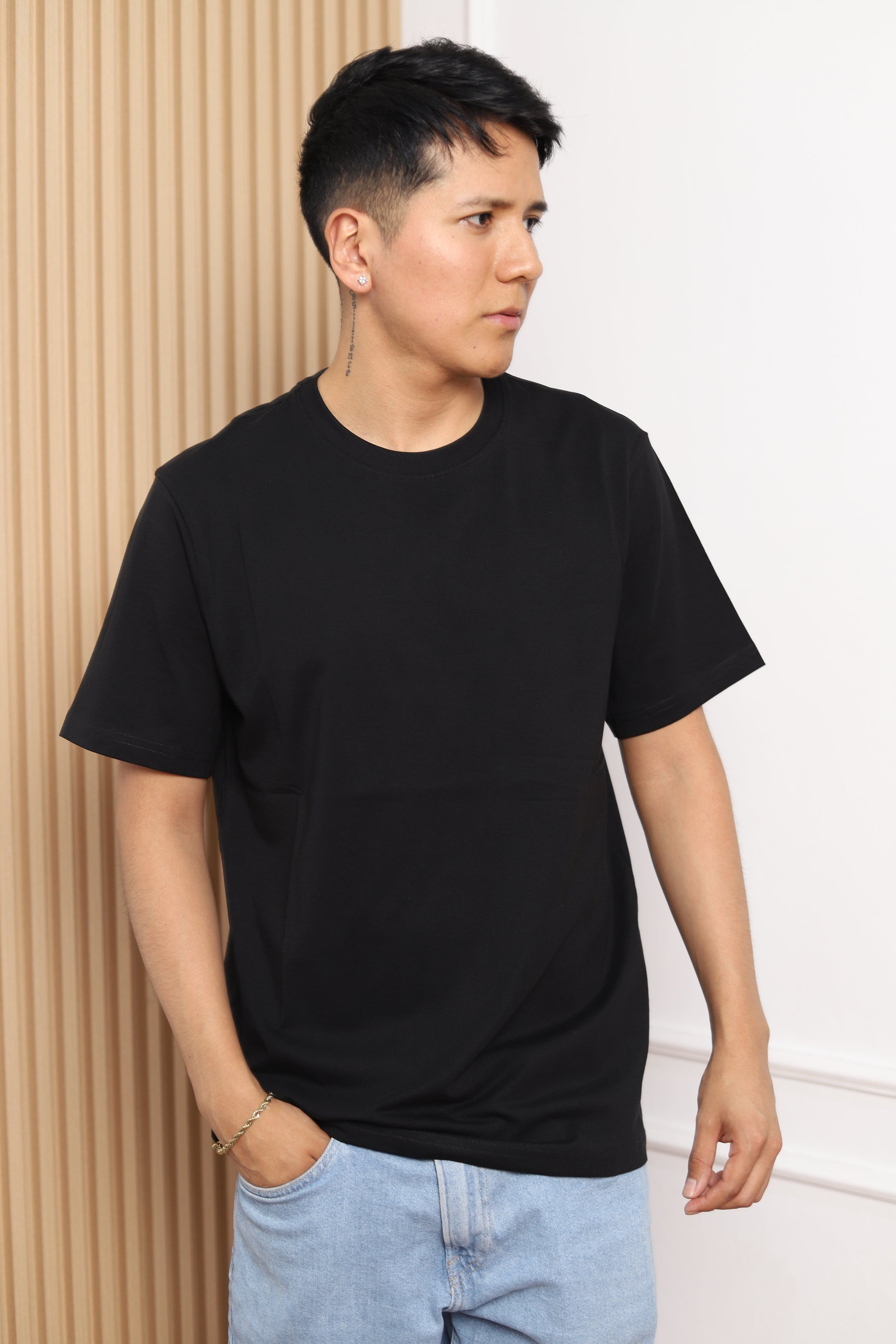 Modelo con polo manga corta negro