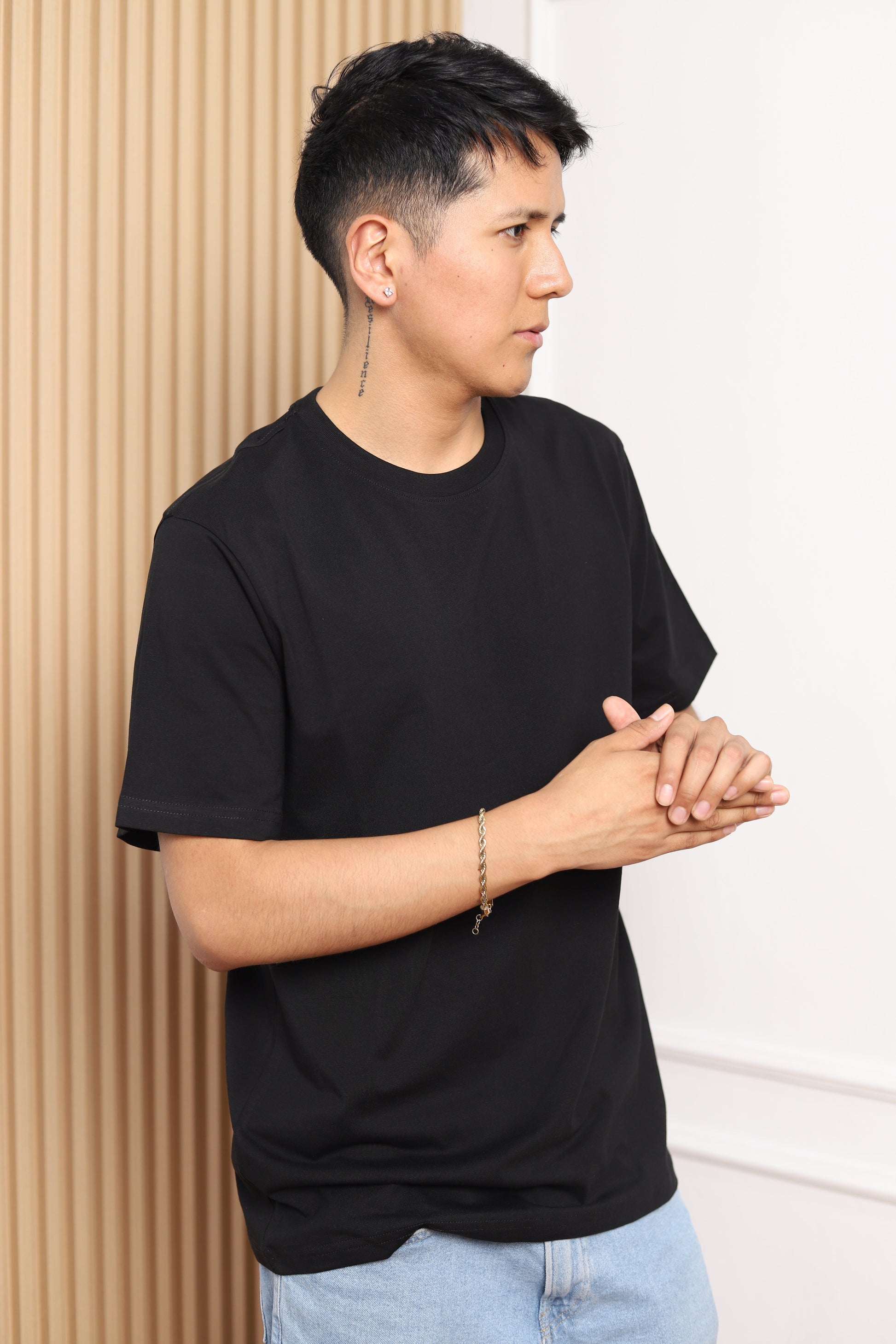 Modelo con polo manga corta negro