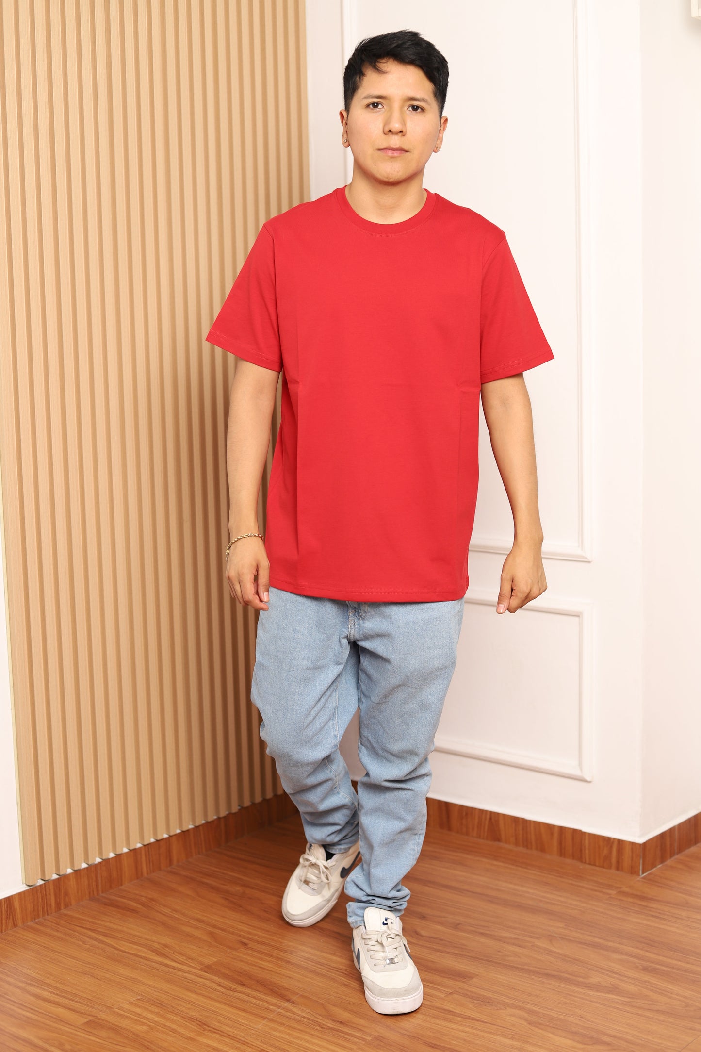 Modelo con polo manga corta rojo
