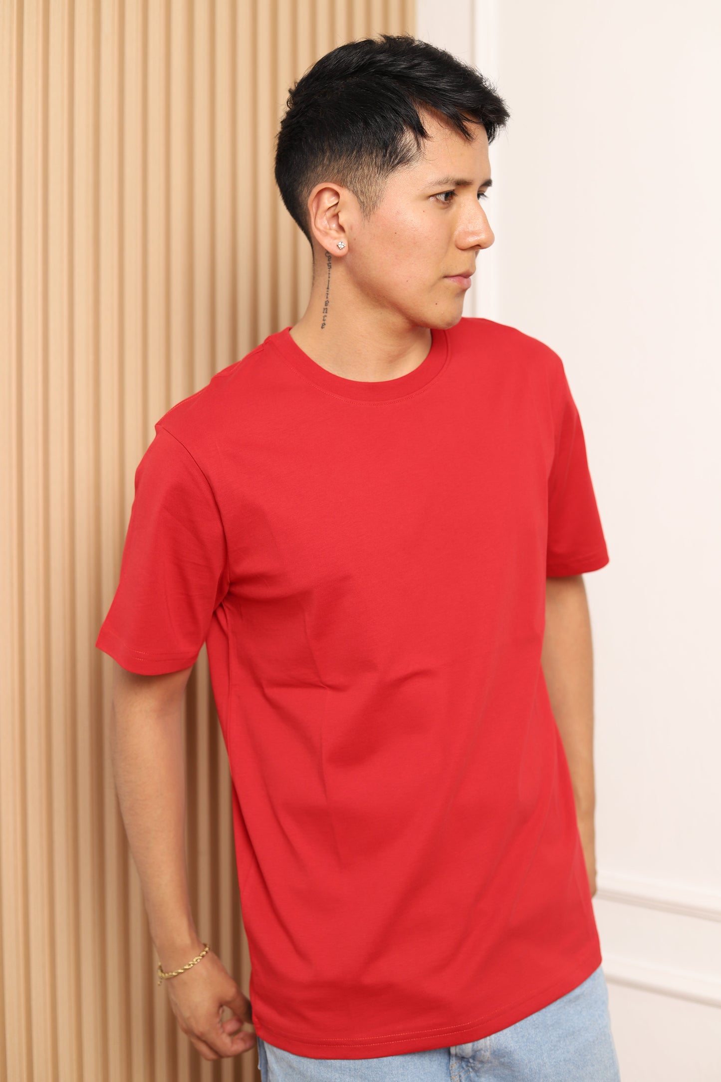Modelo con polo manga corta rojo