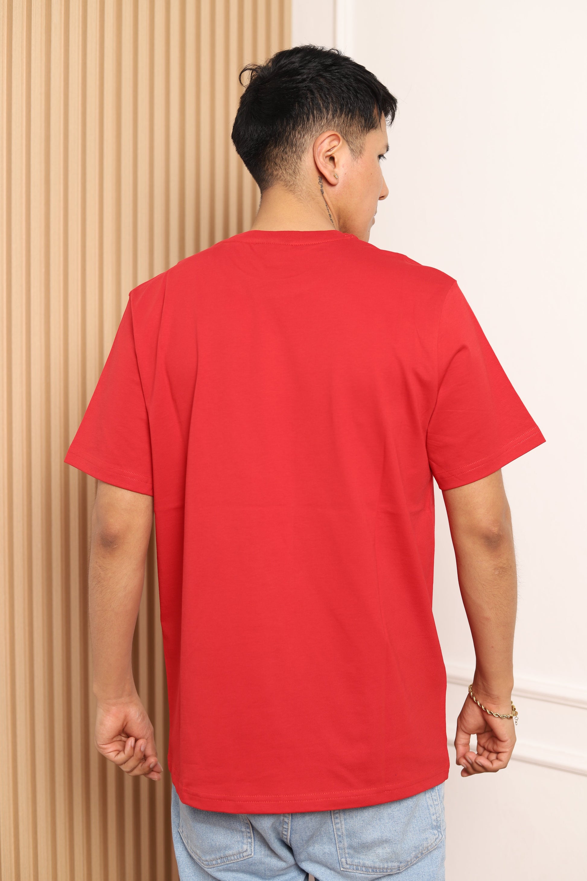 Modelo con polo manga corta rojo