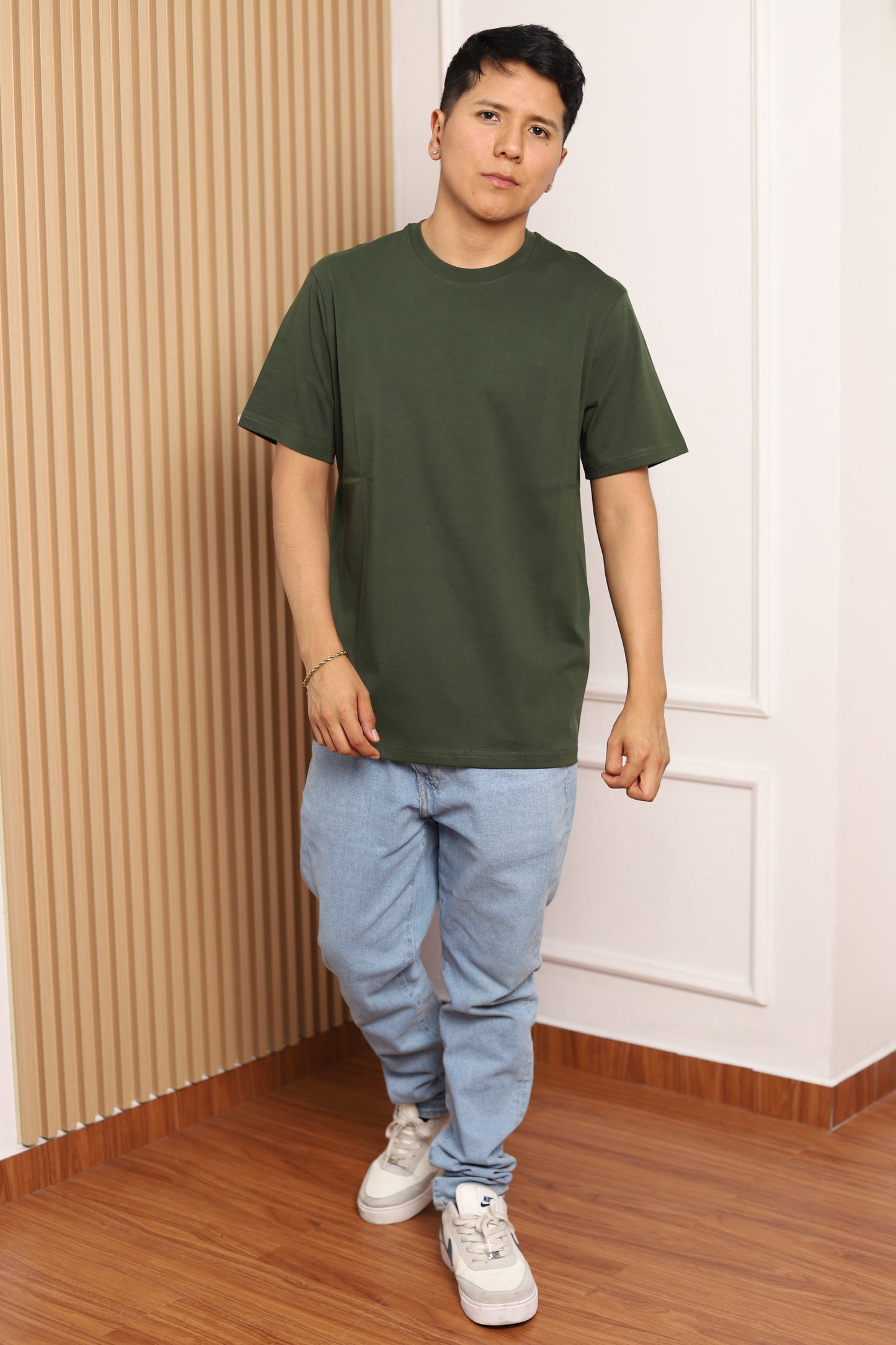 Modelo con polo manga corta verde militar