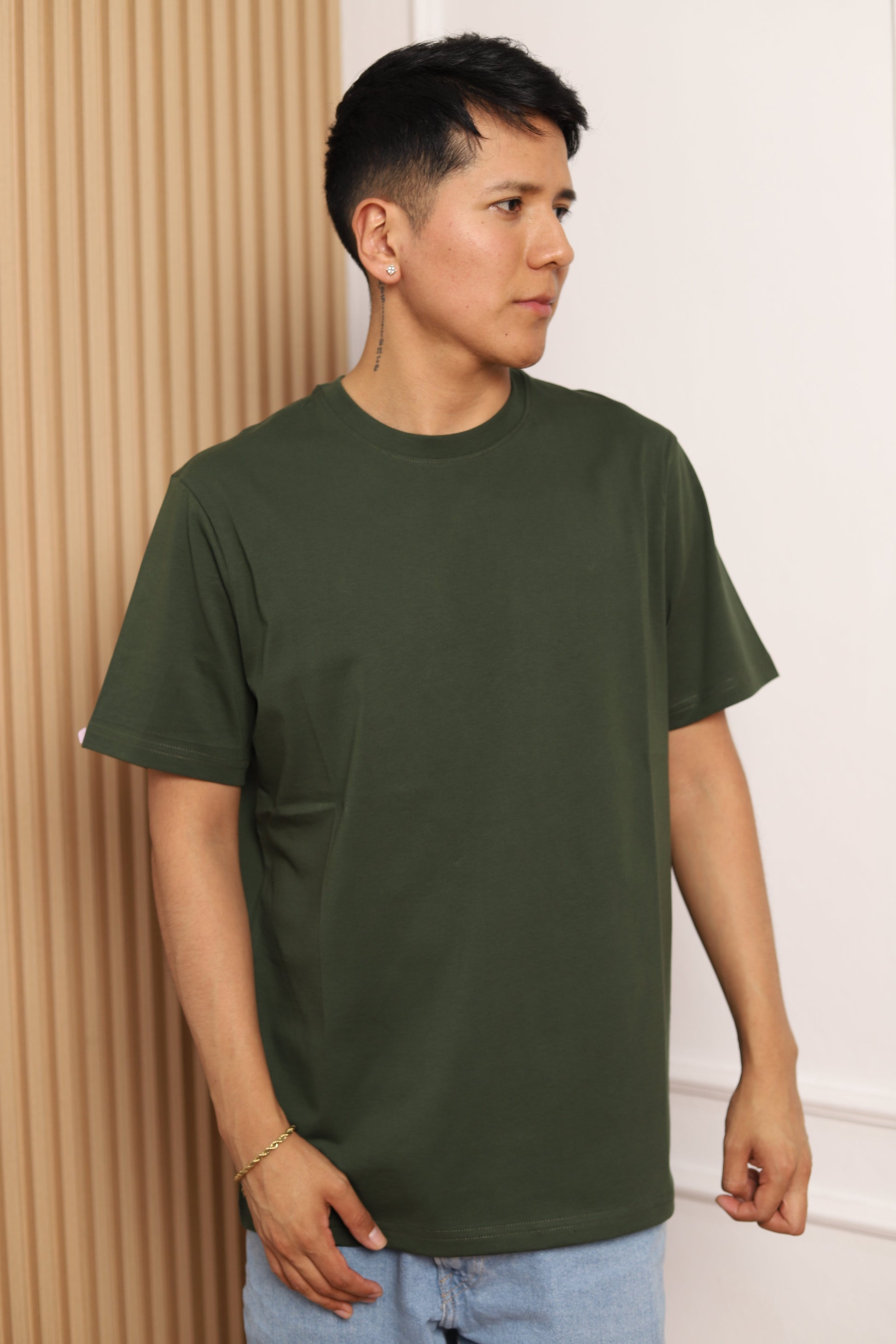 Modelo con polo manga corta verde militar
