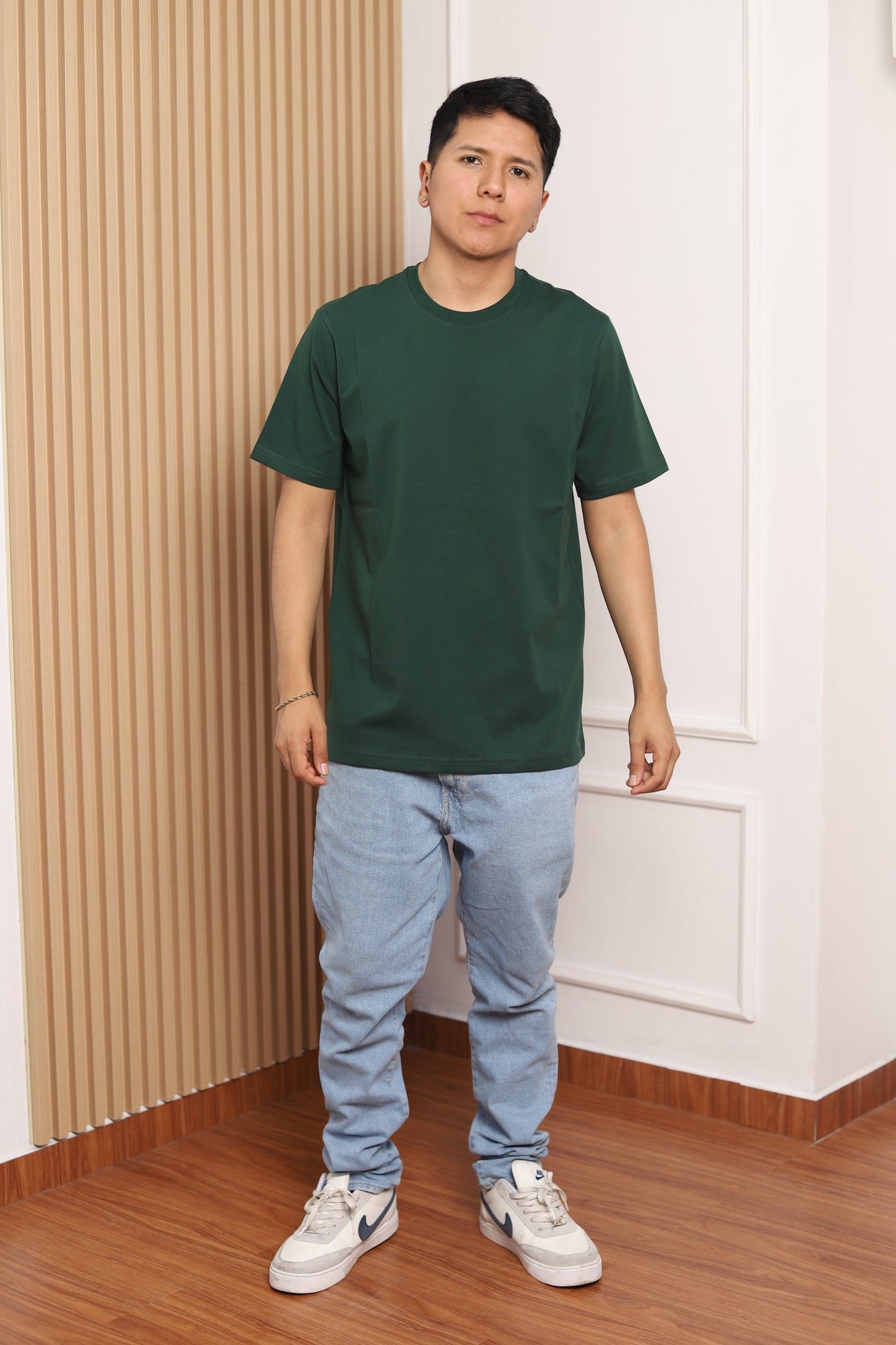 Modelo con polo manga corta verde botella