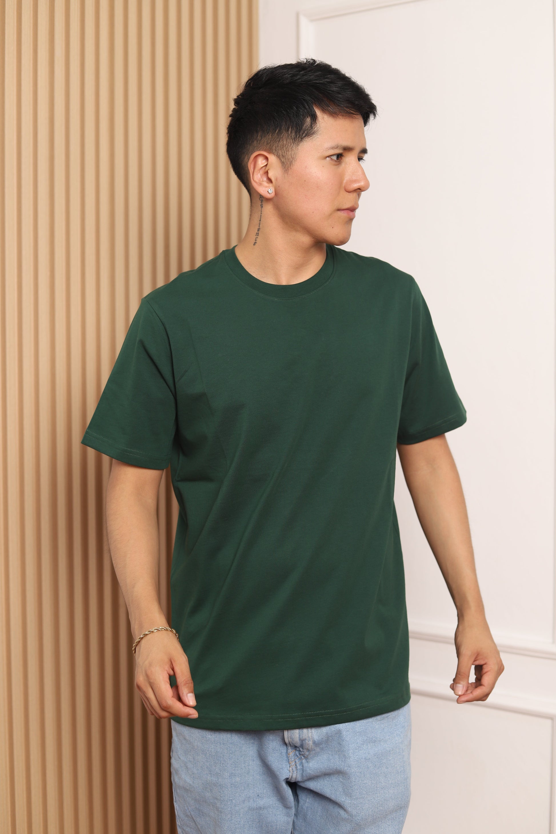 Modelo con polo manga corta verde botella