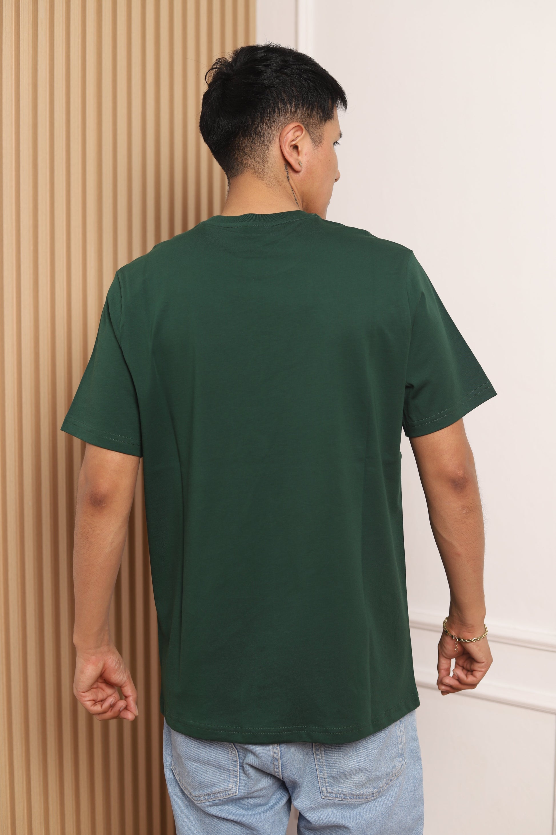 Modelo con polo manga corta verde botella