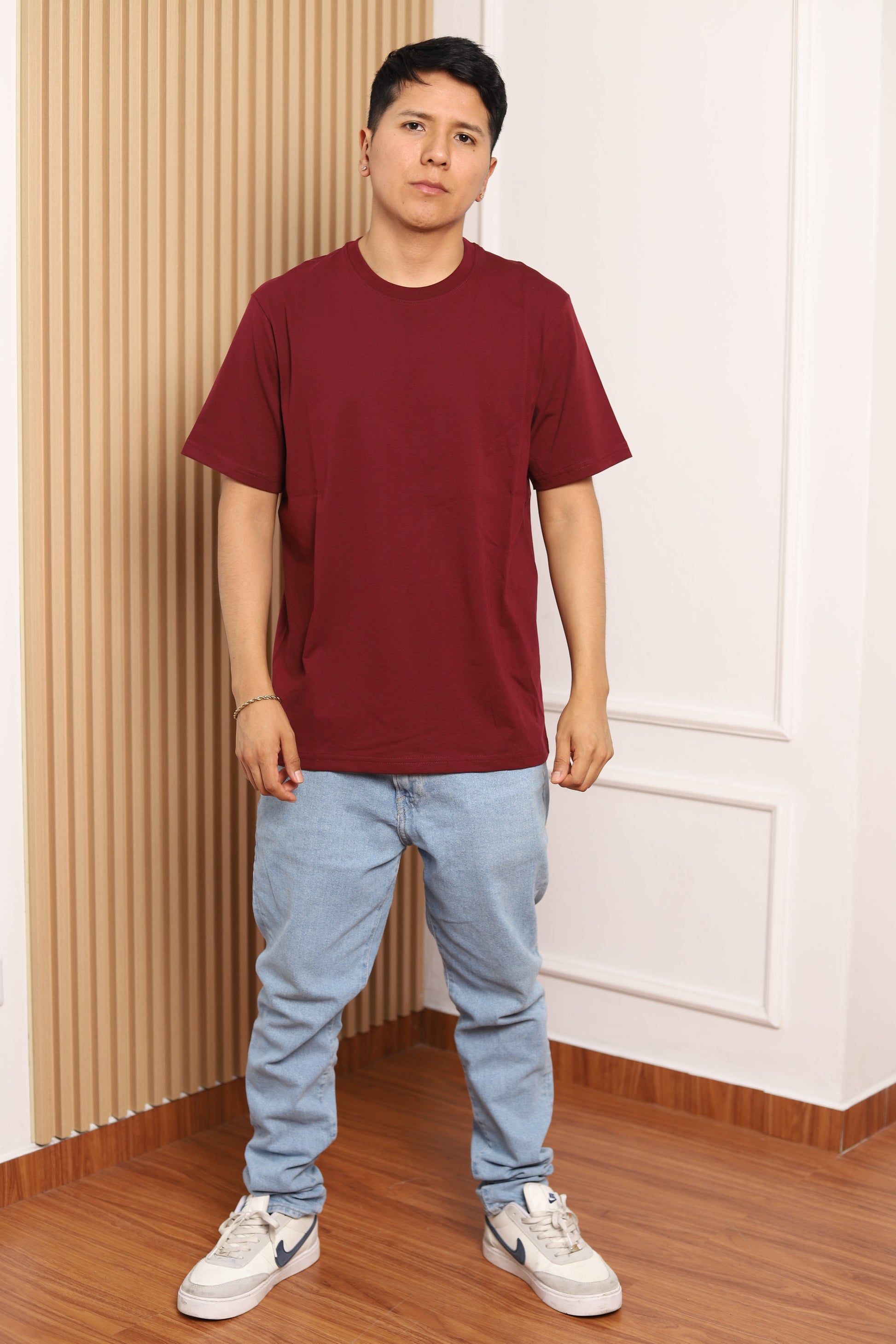 Modelo con polo manga corta vino