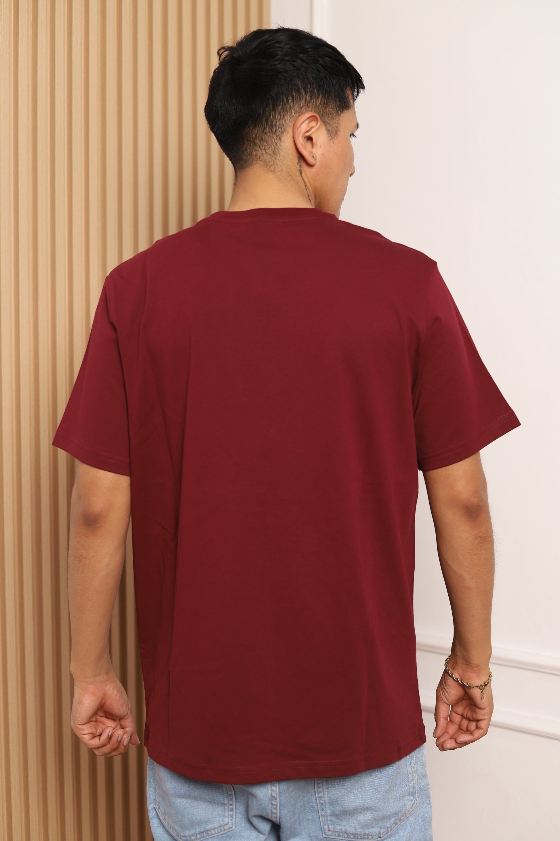 Modelo con polo manga corta vino
