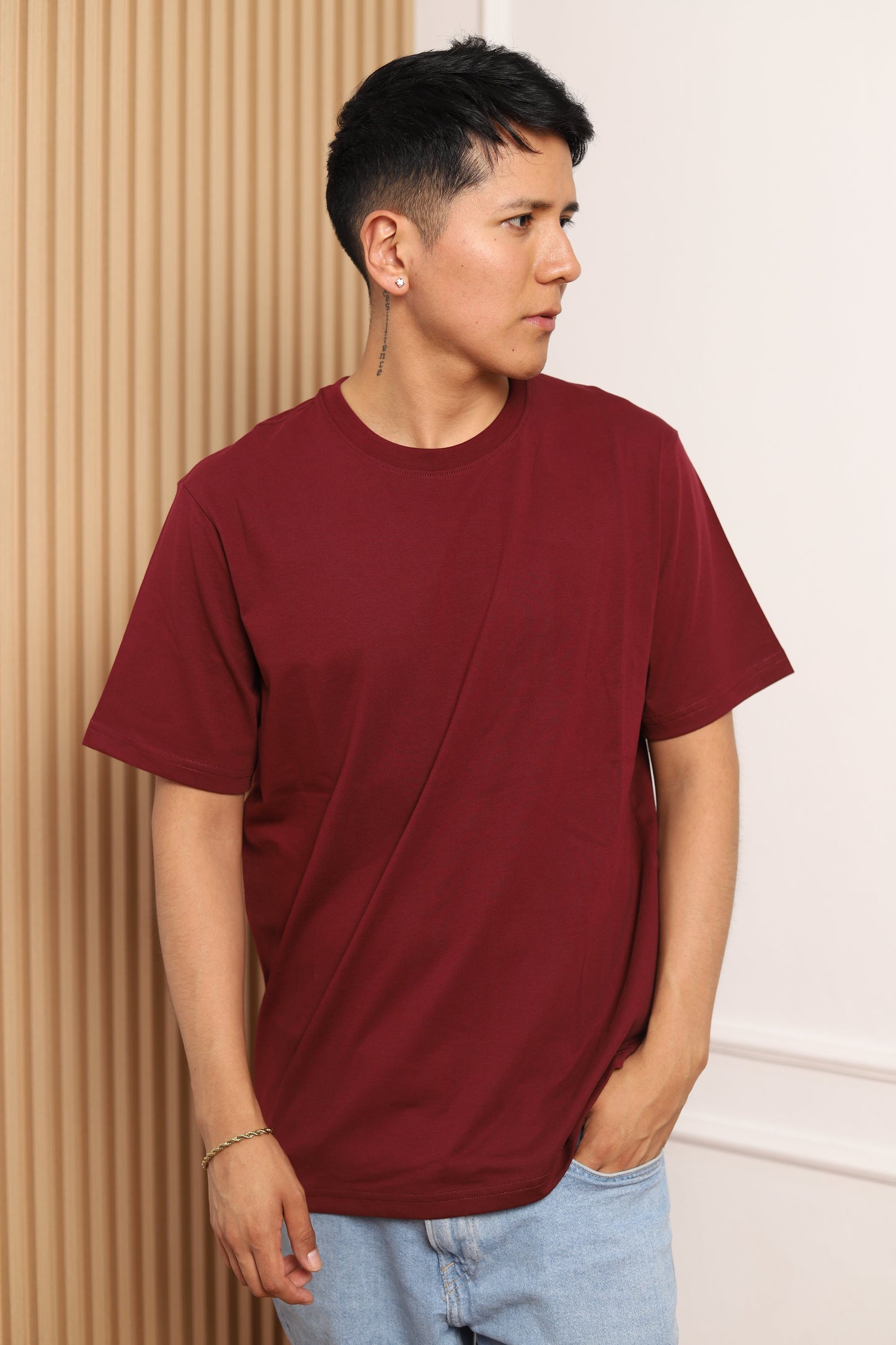 Modelo con polo manga corta vino
